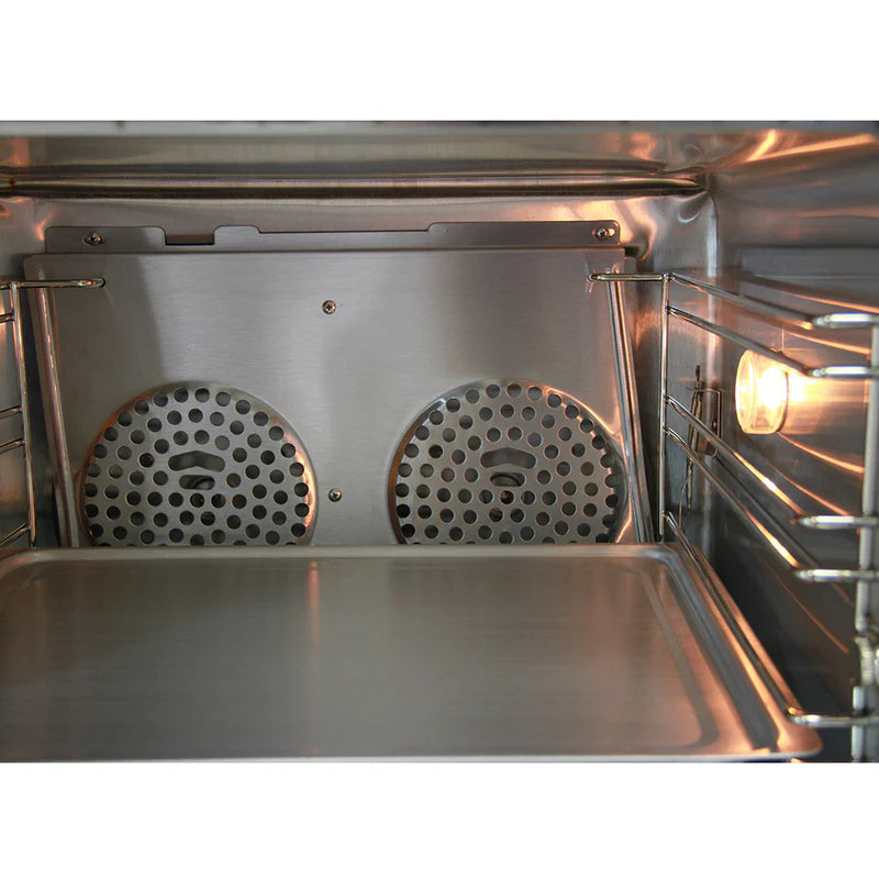 Intérieur d'un four à convection KuKoo de 60 cm, avec double ventilateur, parois en acier inoxydable et grille perforée pour une circulation optimale de l'air