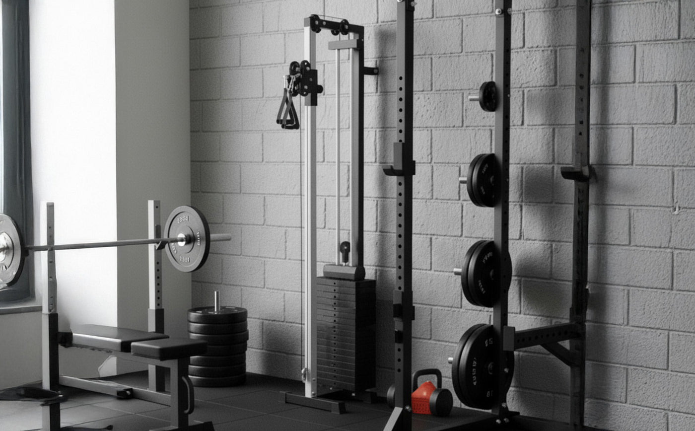 Salle de sport moderne avec des poids, un banc de musculation et un appareil multifonction sur un mur en briques grises