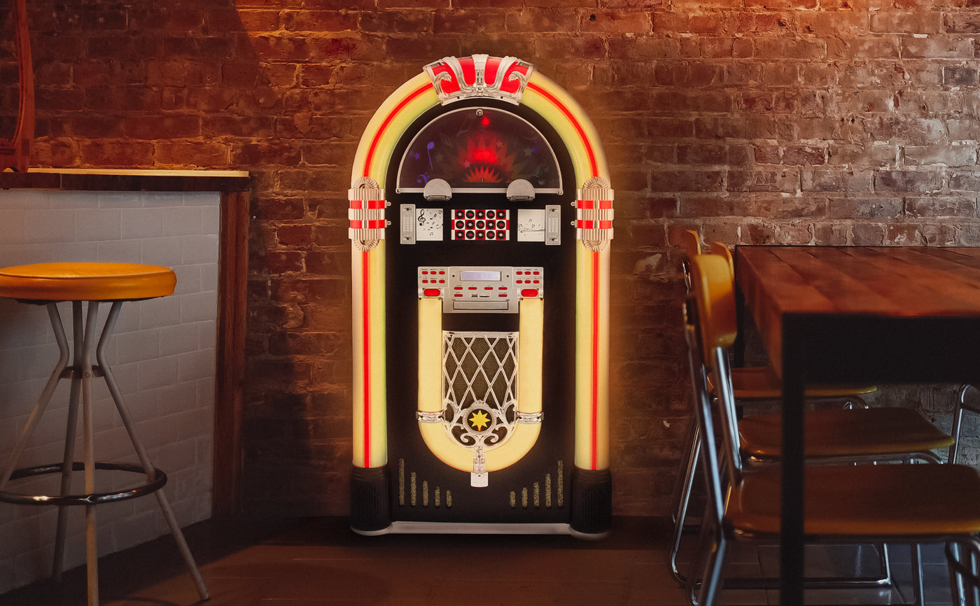 Jukebox vintage aux couleurs vives, avec un éclairage néon, situé dans un café au décor en briques et mobilier en bois
