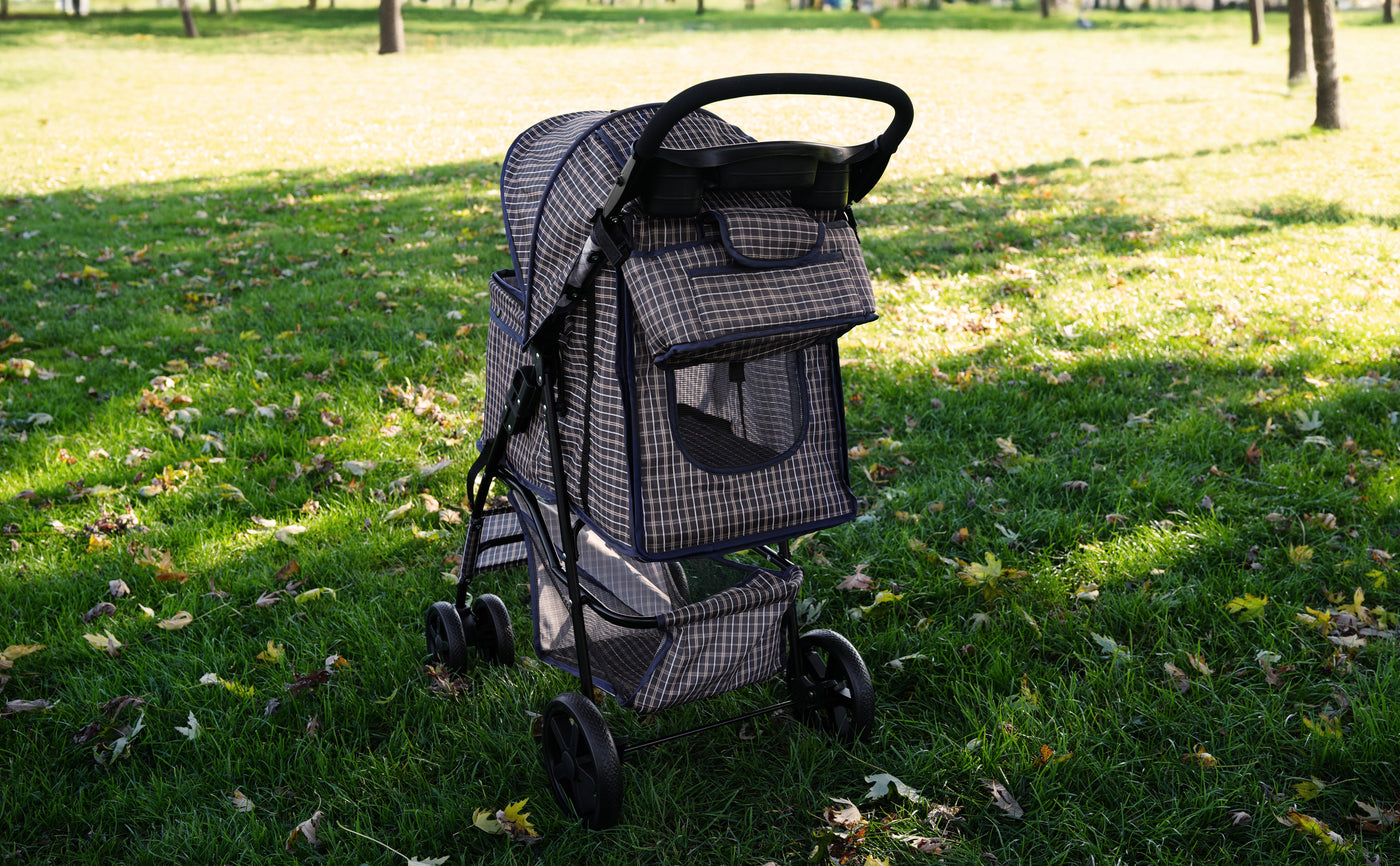 Poussette légère à motifs à carreaux, avec un cadre noir, des roues robustes et un panier de rangement, sur un gazon verdoyant