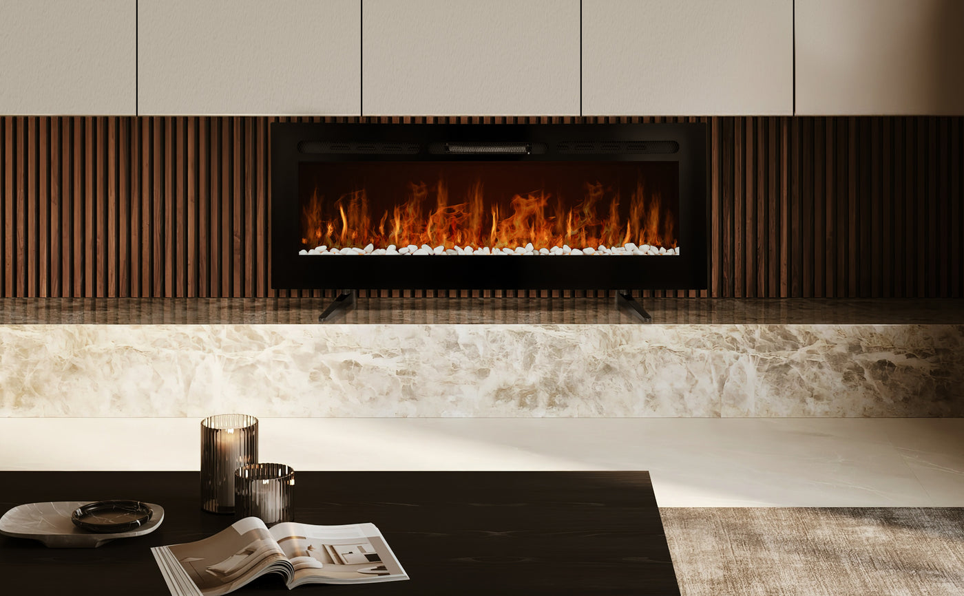 Cheminée moderne noire avec flammes réalistes et pierres blanches, placée sur un socle en marbre, créant une ambiance chaleureuse