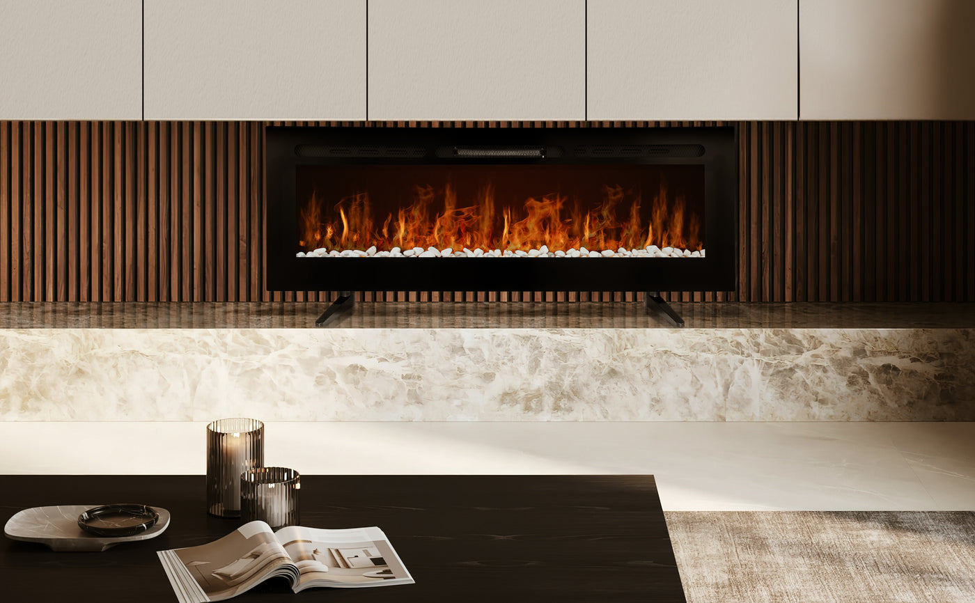 Cheminée moderne à effet de flammes, avec un cadre noir élégant, pierres blanches et ambiance chaleureuse sur un fond en marbre clair