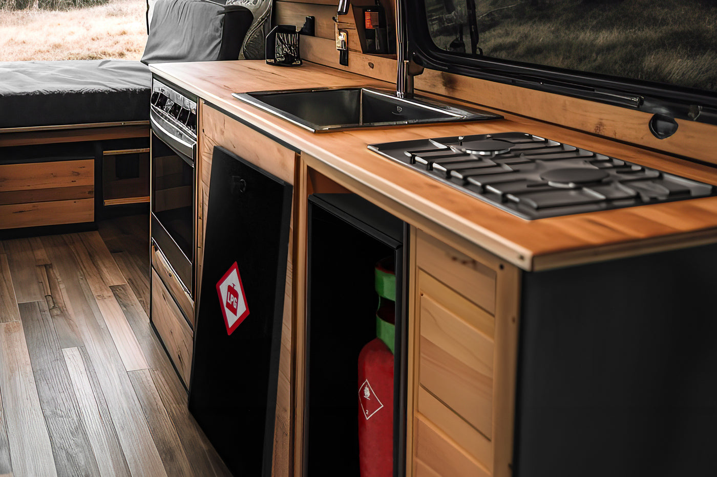 Cuisine moderne en bois avec évier, cuisinière à gaz et réfrigérateur, décorée de textures naturelles et de couleurs chaudes