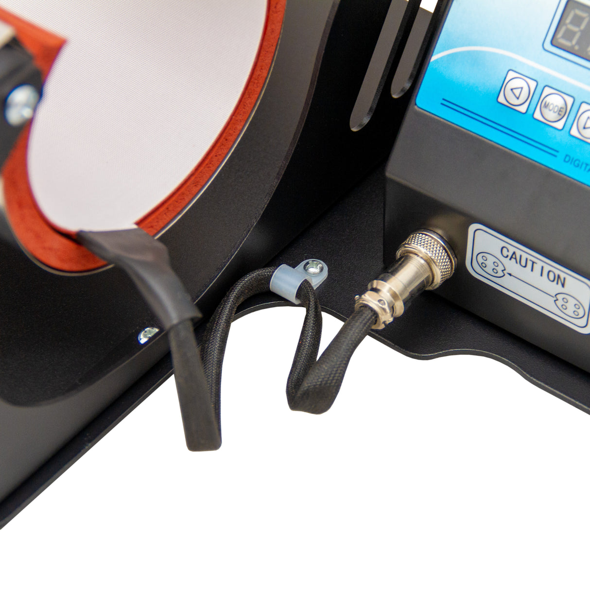 Presse à chaud pour tasses de sublimation avec écran numérique, câbles noirs et détails en métal, conçue pour des impressions précises