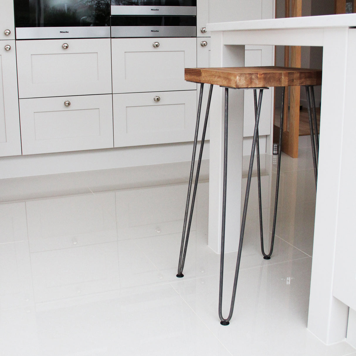 Pieds de table noirs de 71 cm avec deux tiges en métal de 10 mm, supportant un plateau en bois, dans une cuisine moderne