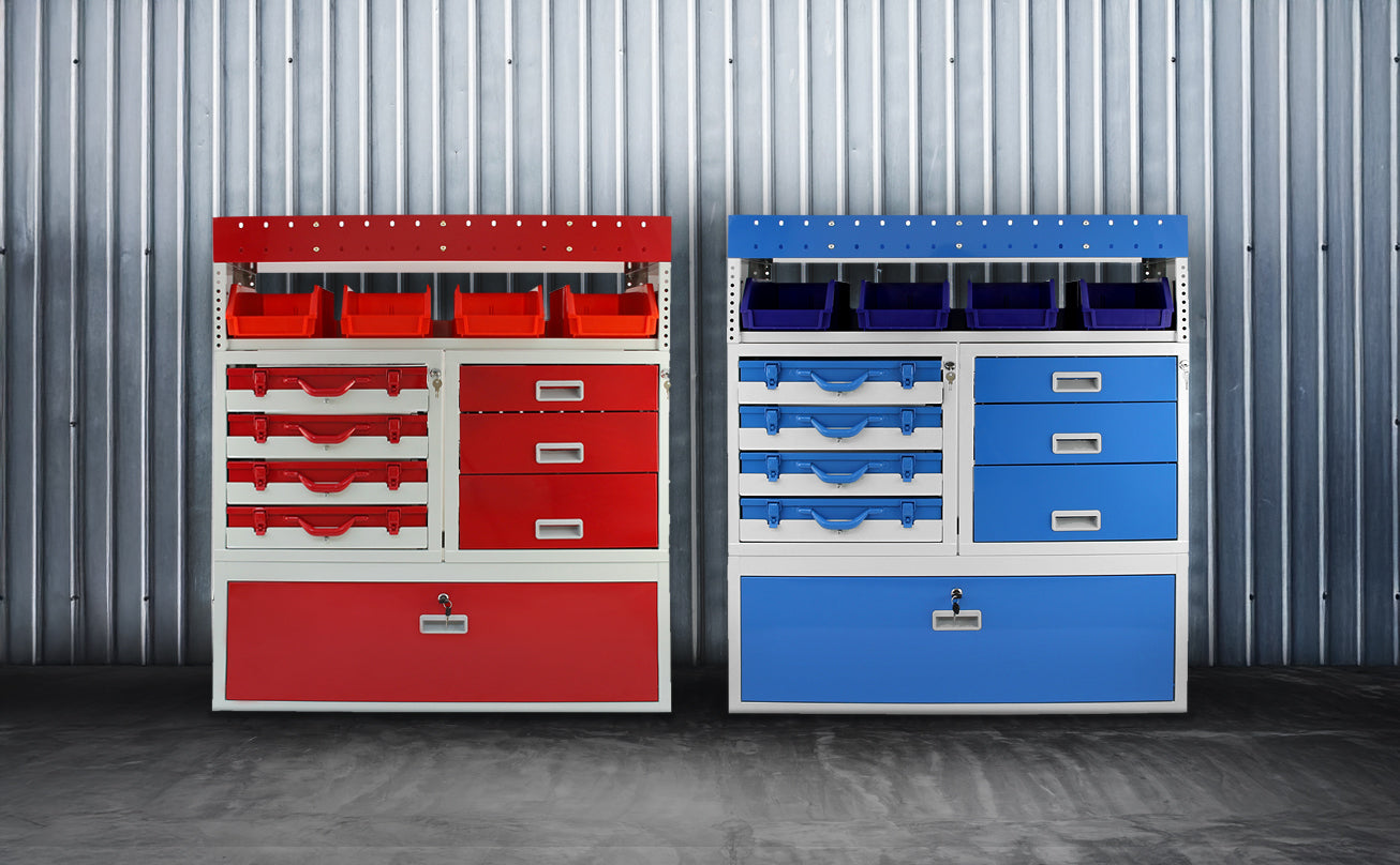 Mobilier de rangement en métal avec tiroirs rouges et bleus, compartiments en plastique, sur fond de mur en métal ondulé