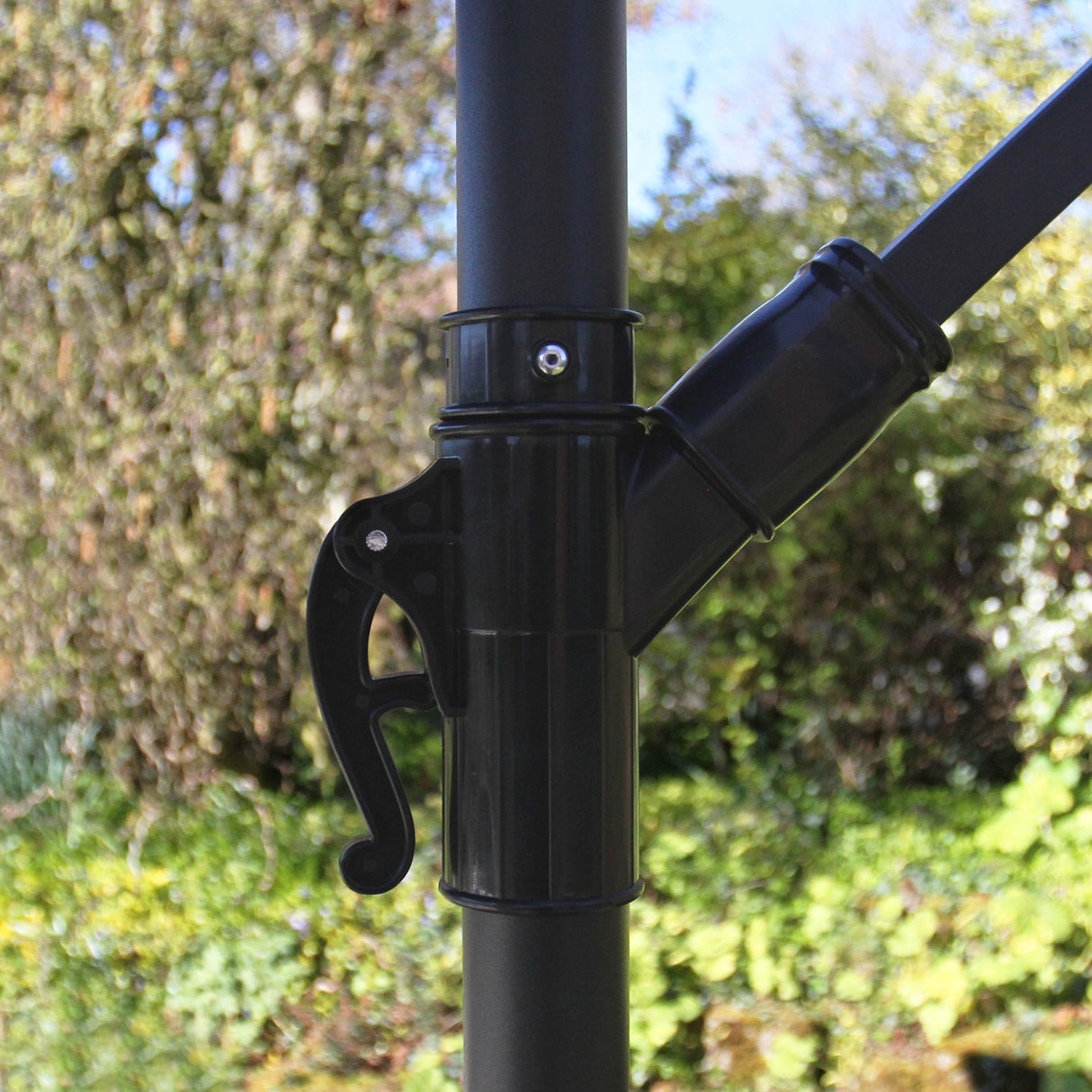 Mécanisme de réglage noir du parasol déporté de 3 m, en métal, avec une poignée ergonomique pour un ajustement facile et pratique