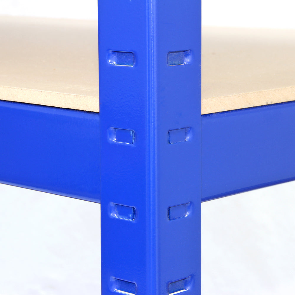 Rayonnage en acier bleu avec étagères en bois, montrant la texture lisse du métal et la robustesse de la structure, idéal pour le rangement