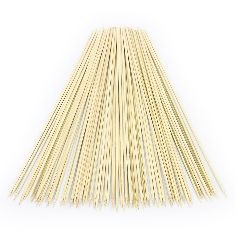 Bâtons de barbe à papa en bois clair, longs et fins, disposés en éventail sur un fond blanc, parfaits pour des créations sucrées