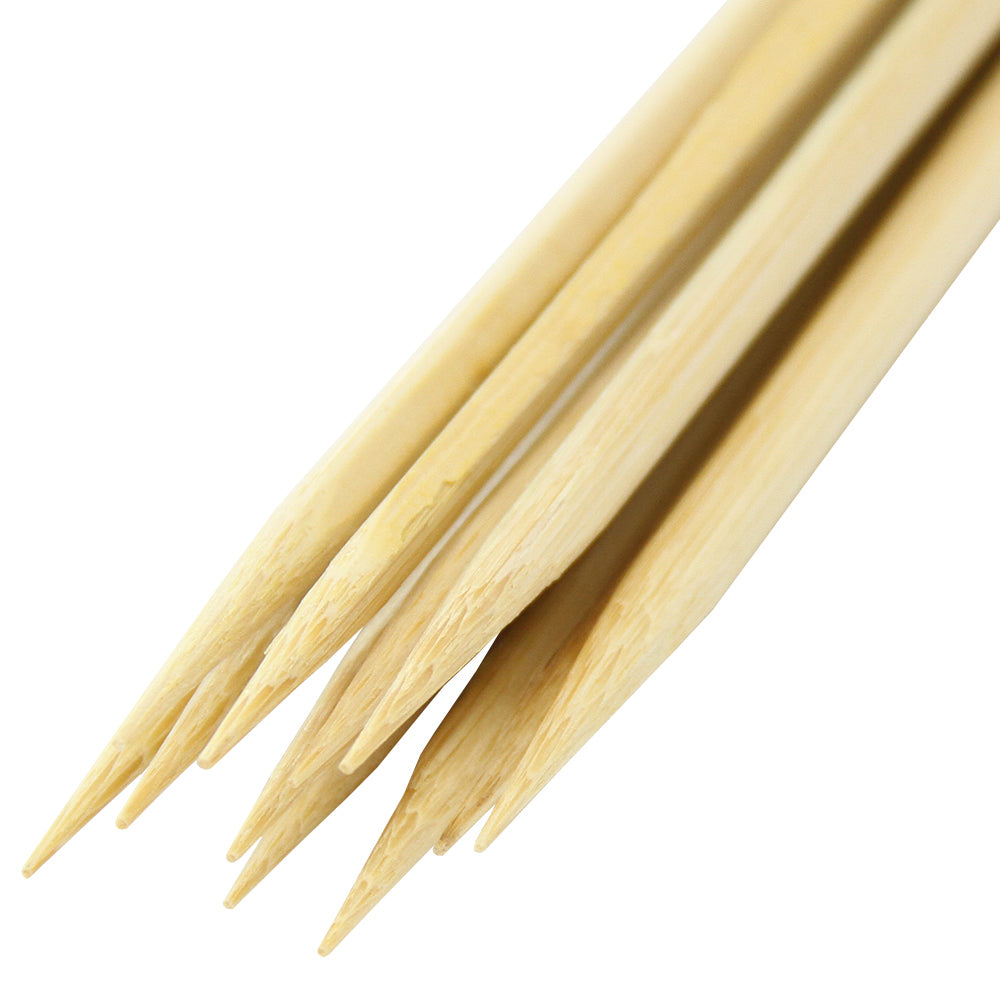 Bâtons en bois de bambou, fins et pointus, parfaits pour préparer des barbes à papa, couleur beige clair et texture lisse