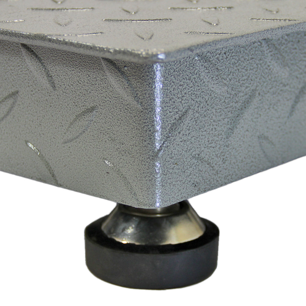 Balance industrielle T-Mech de 80 cm, surface en métal gris texturé avec motifs en relief et base en caoutchouc noir pour stabilité
