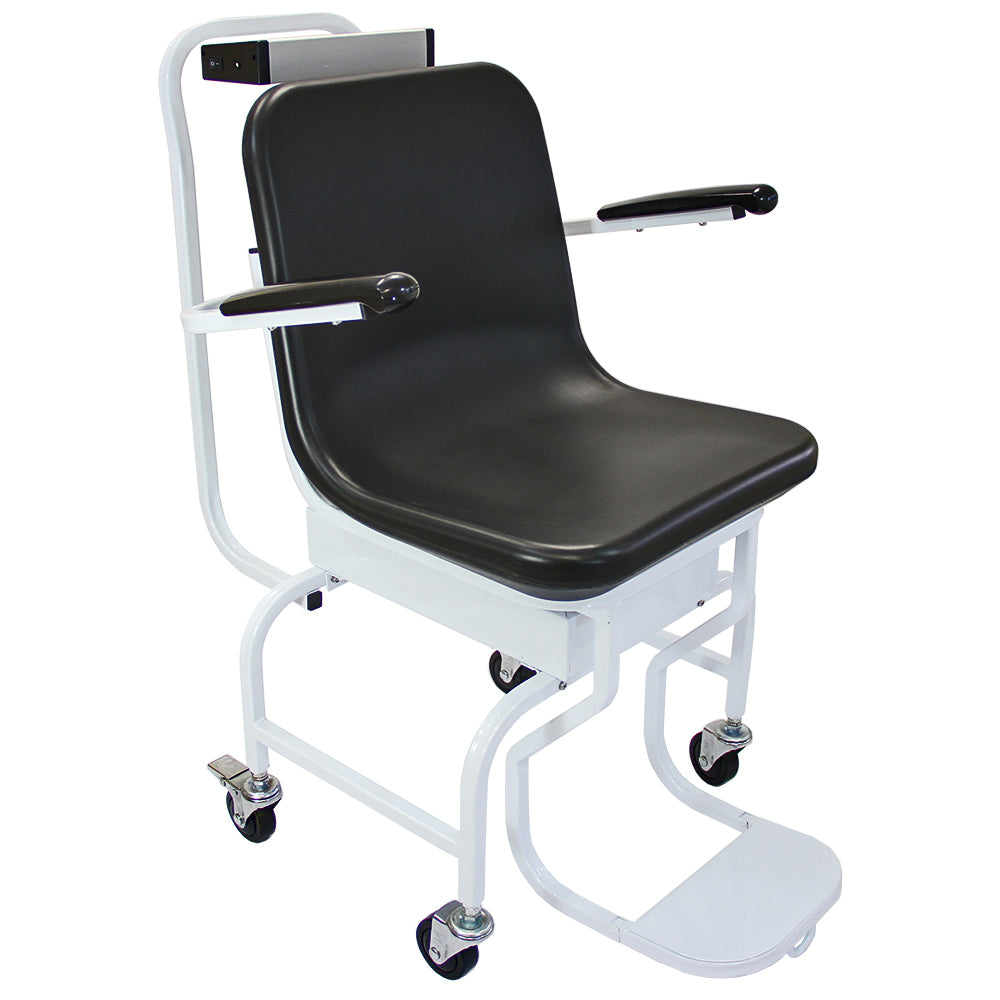 Fauteuil roulant pèse-personnes avec assise noire en plastique, cadre en métal blanc, roulettes pour mobilité et accoudoirs confortables
