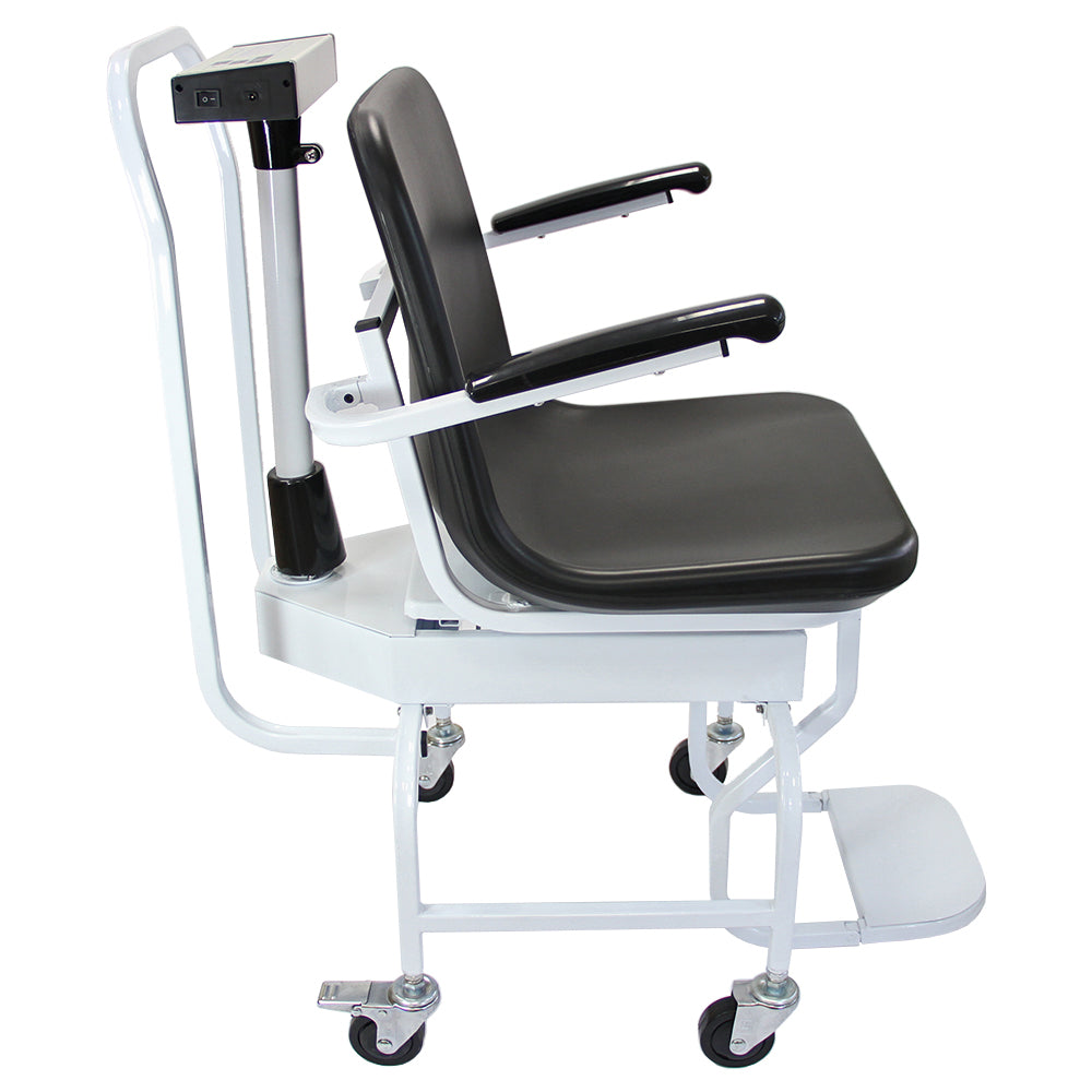 Fauteuil roulant pèse-personnes avec assise noire, accoudoirs, roulettes et structure blanche, conçu pour le confort et la mobilité