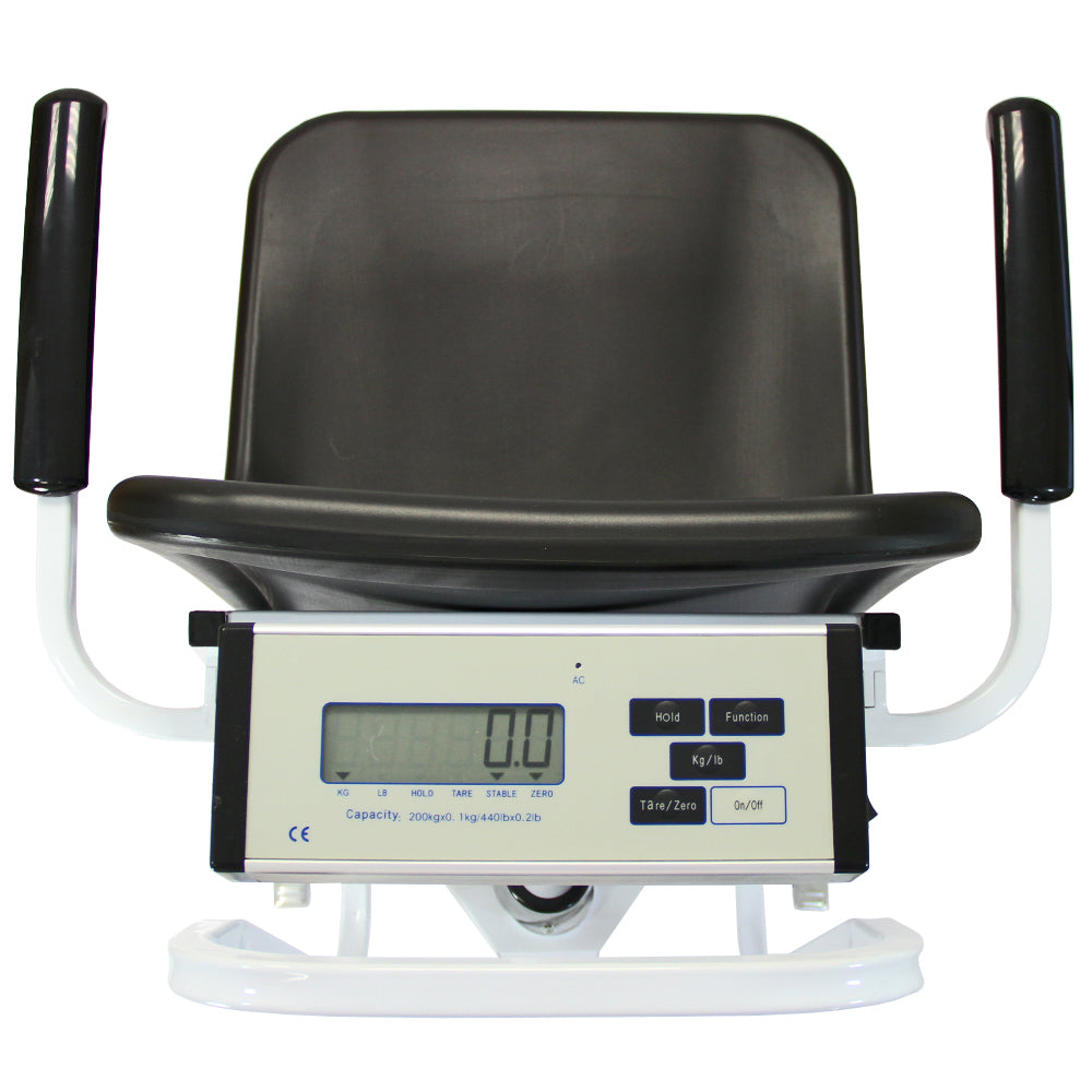 Fauteuil roulant pèse-personnes avec siège noir, écran numérique blanc, poignées noires, conçu pour un pesage facile et précis