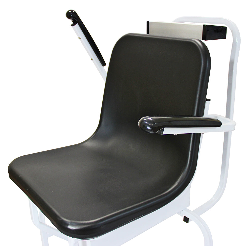 Fauteuil roulant pèse-personnes avec assise noire en plastique, accoudoirs noirs, cadre métallique blanc, design ergonomique et moderne