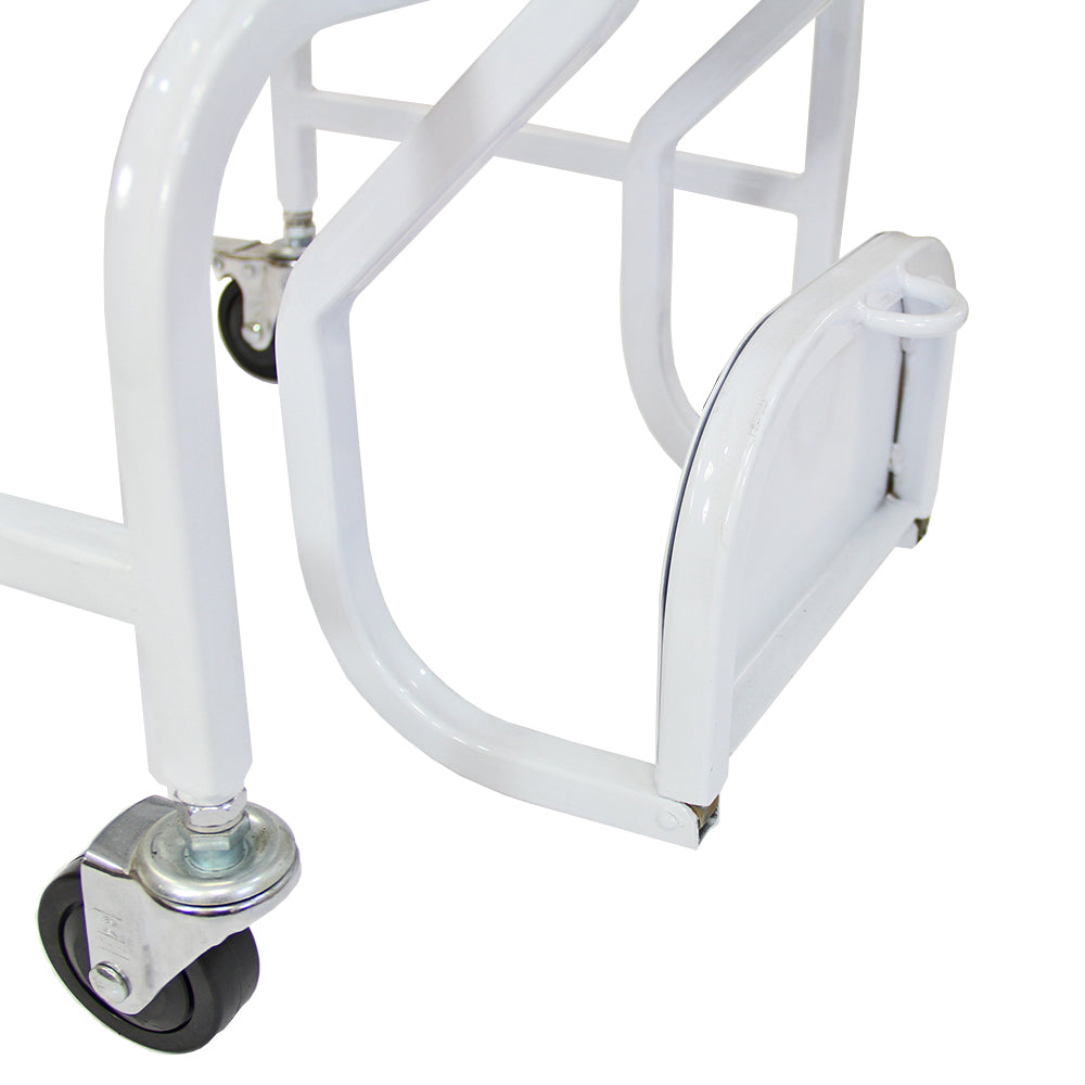 Fauteuil roulant pèse-personnes en métal blanc, avec roues pivotantes et repose-pieds, offrant confort et mobilité pour les utilisateurs