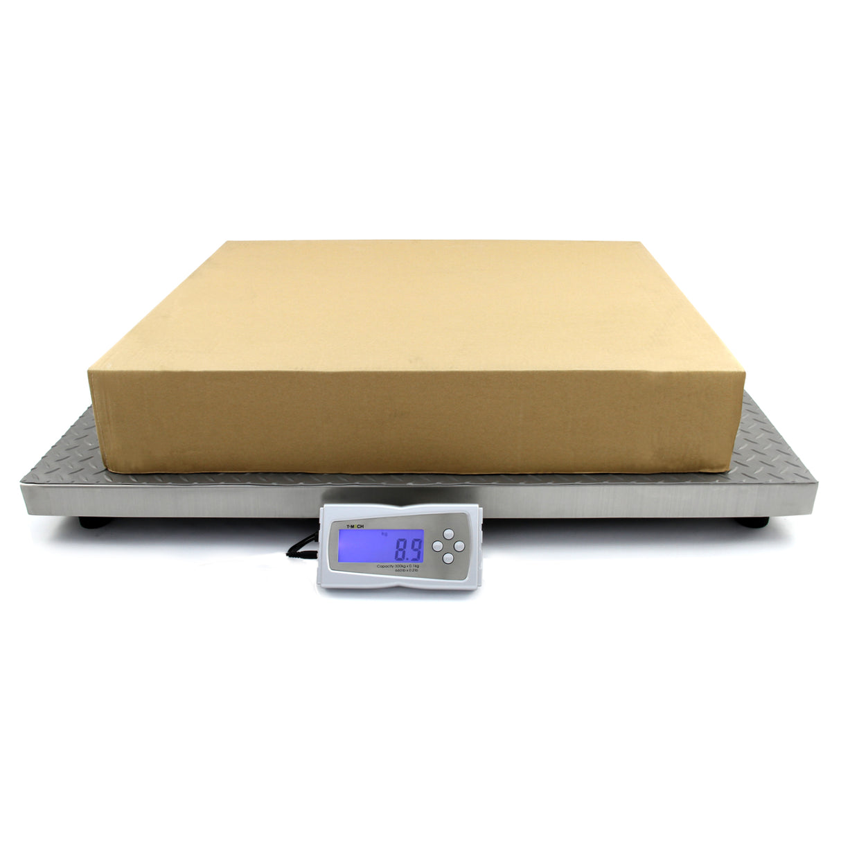 Balance à plate-forme en acier inoxydable de 90 cm x 60 cm avec un écran numérique affichant le poids d'un colis en carton marron