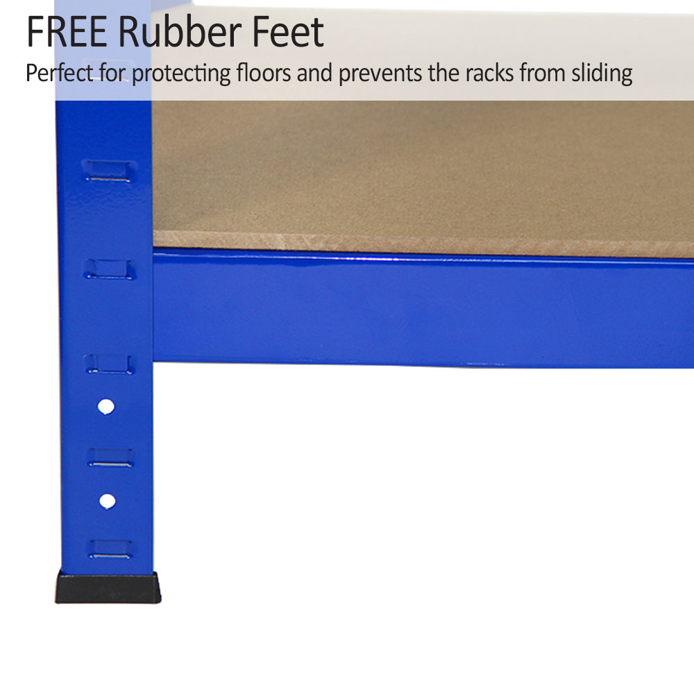 Pieds en caoutchouc noir sur rayonnage en acier bleu, offrant stabilité et protection des sols, avec surface en bois claire et texture lisse