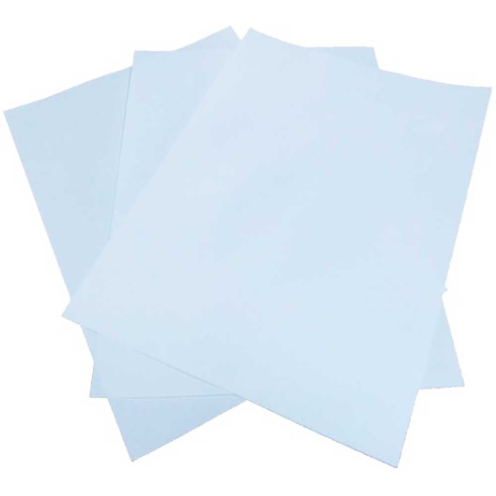 Quatre feuilles de masques vierges de couleur bleu clair, lisses et flexibles, prêtes à être utilisées avec une presse à chaud