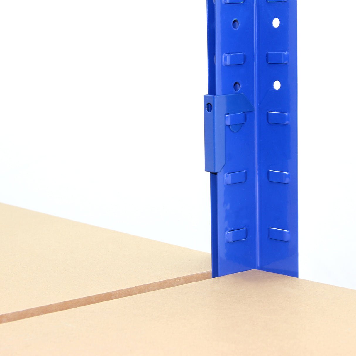 Connecteurs bleus en métal pour rayonnage T-Rax, fixés sur une structure, avec des surfaces lisses et un design robuste pour le rangement