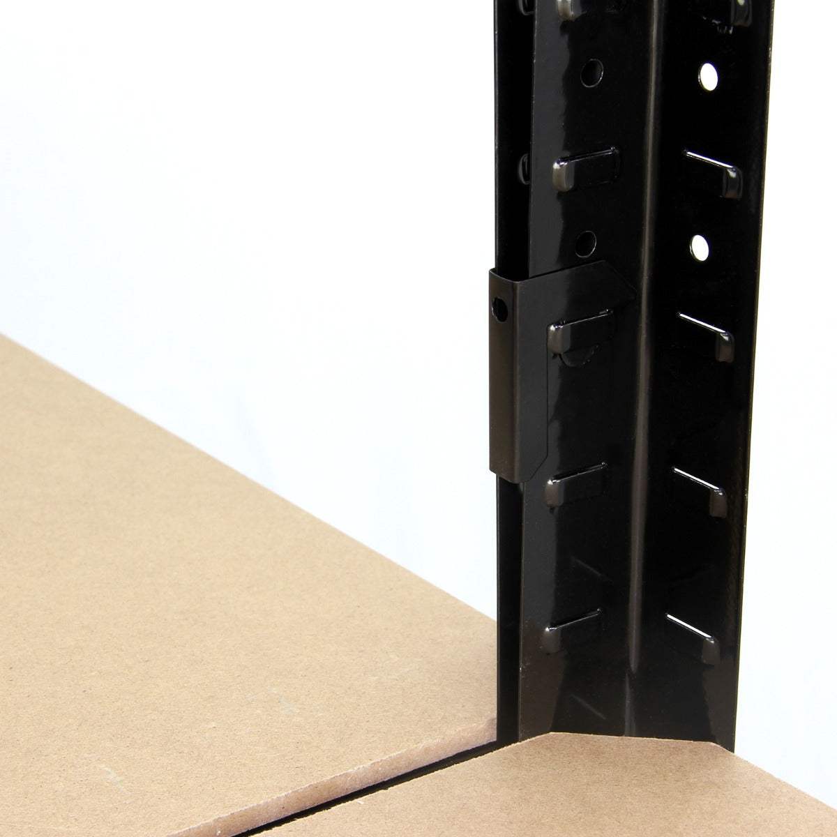 Rayonnage T-Rax en acier noir, 75cm x 150cm x 30cm, avec étagères en bois, offrant robustesse et espace de rangement optimal