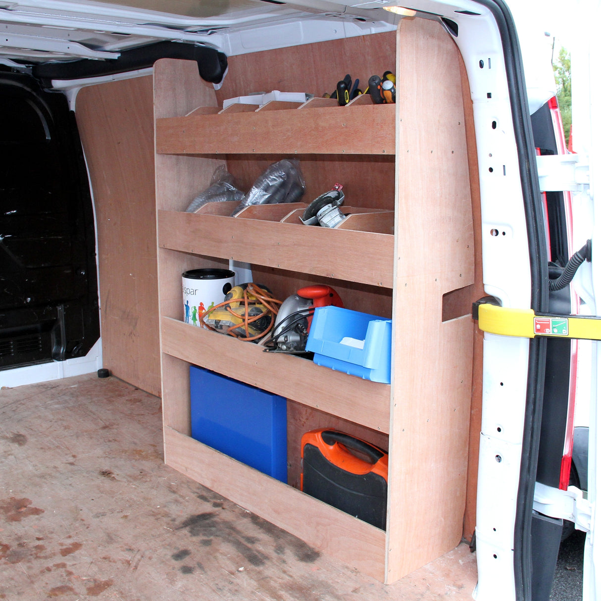 Doublure intérieure en feutre gris anthracite avec rangement en MDF, conçue pour Ford Transit Custom SWB, offrant une organisation optimale
