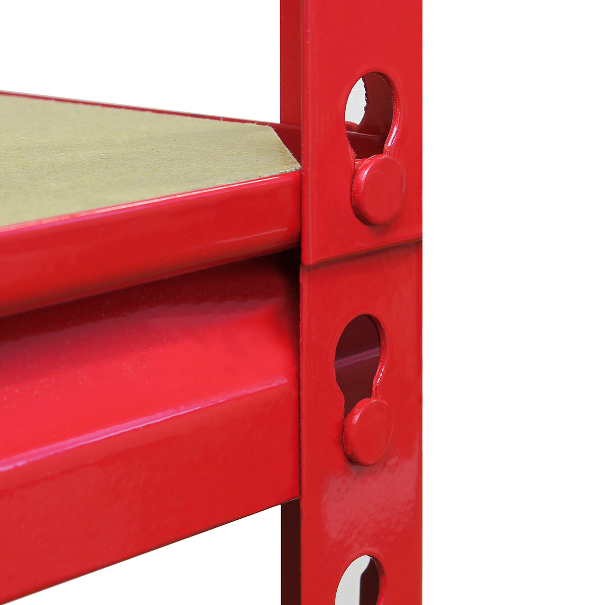 Rayonnage en acier rouge avec étagères en bois, conçu pour le stockage, montrant des détails de fixation et une finition lisse