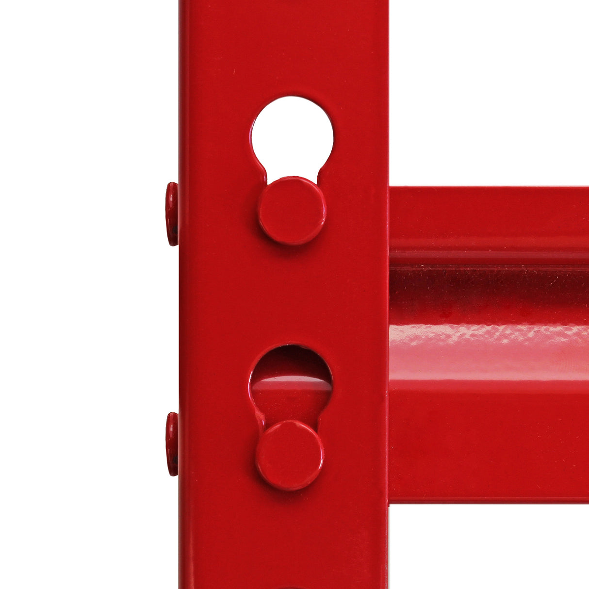 Rayonnage en acier rouge avec trous de fixation, conçu pour un rangement robuste et efficace, idéal pour les espaces de stockage