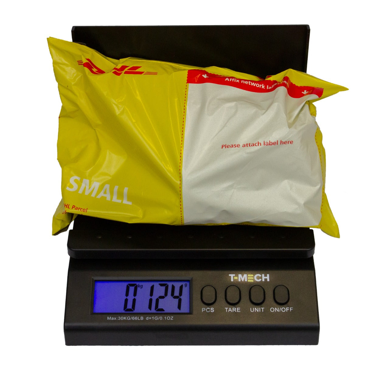 Balance postale T-Mech avec écran LCD affichant 0,124 kg, pesant un colis jaune DHL avec étiquette "SMALL" sur la plateforme noire