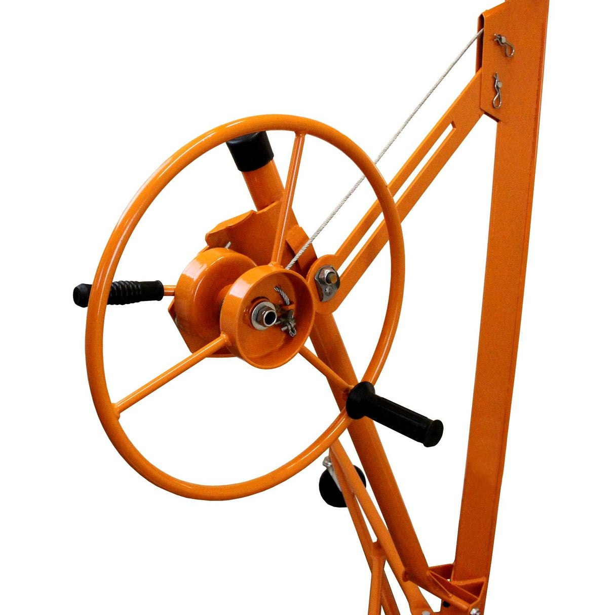 Lève-plaques en métal orange avec une grande roue, conçu pour soulever des plaques de plâtre, offrant robustesse et facilité d'utilisation
