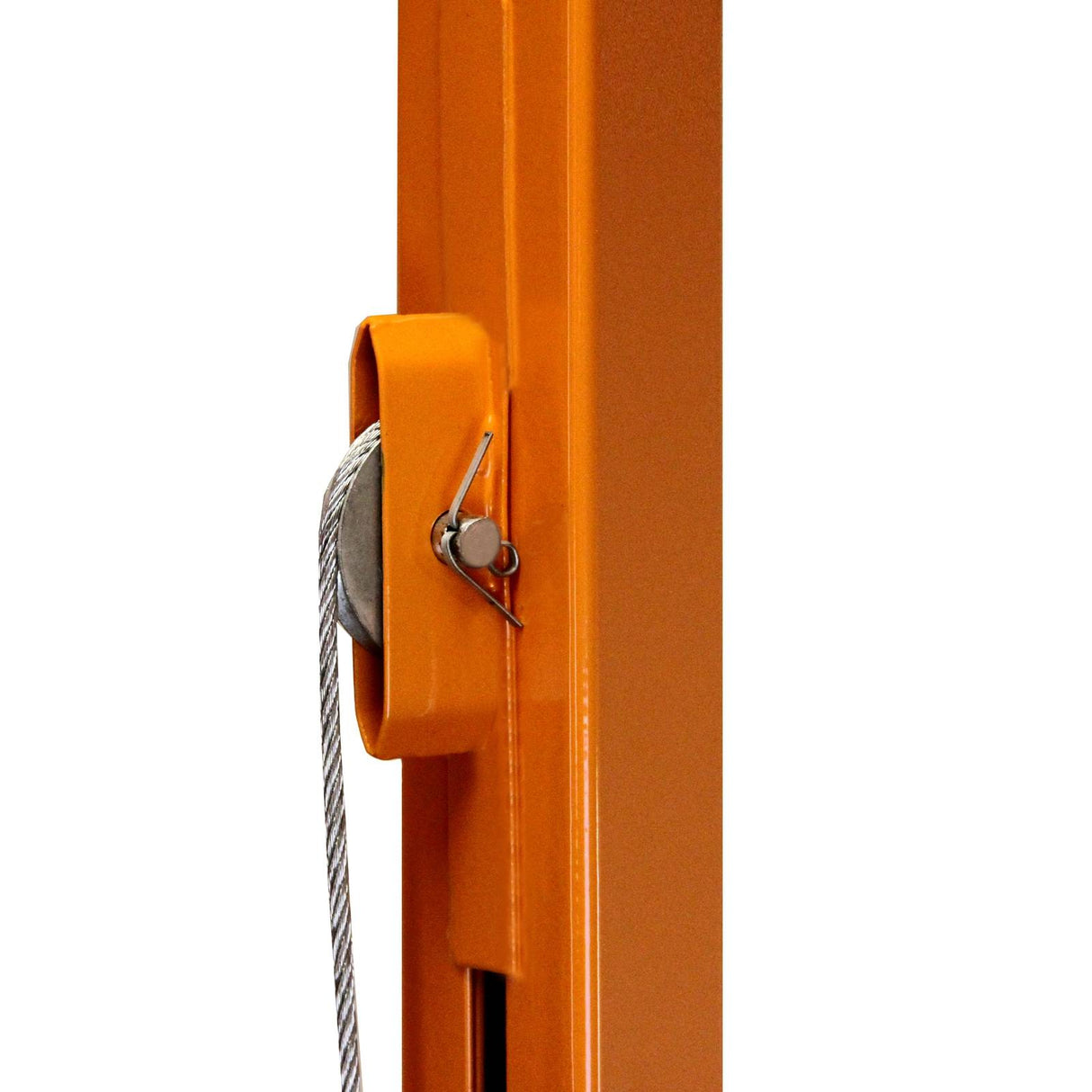 Lève-plaques en métal orange, avec un système de poulie et un câble en acier, conçu pour soulever des plaques de placoplâtre facilement