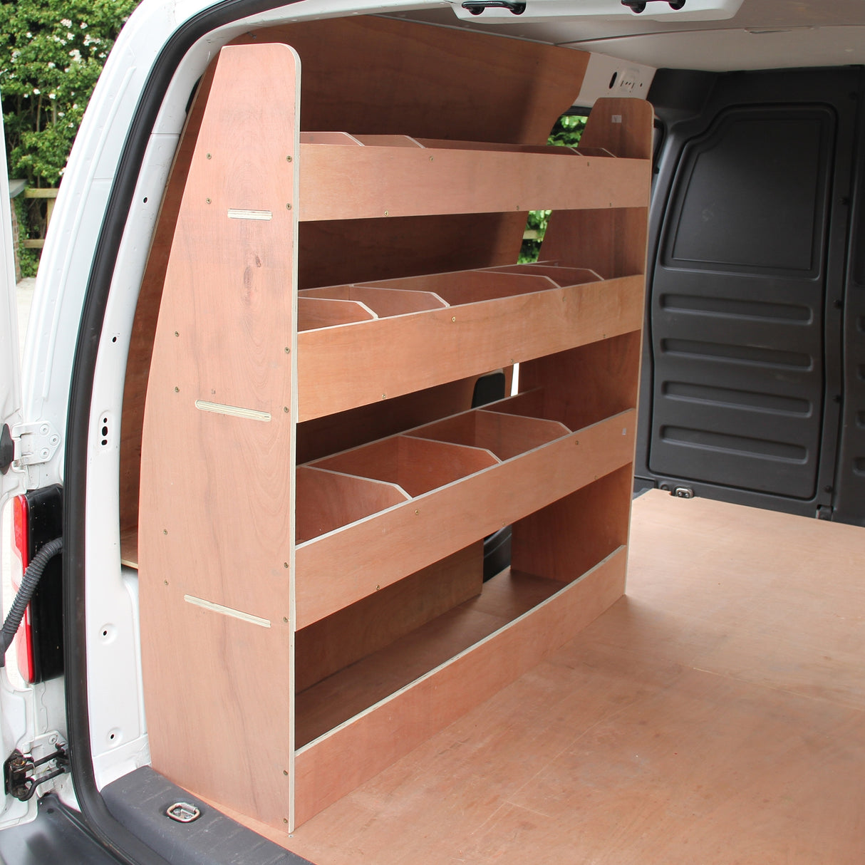 Rangement en MDF avec finition bois clair, conçu pour VW Caddy Maxi, présentant plusieurs étagères pour un stockage efficace