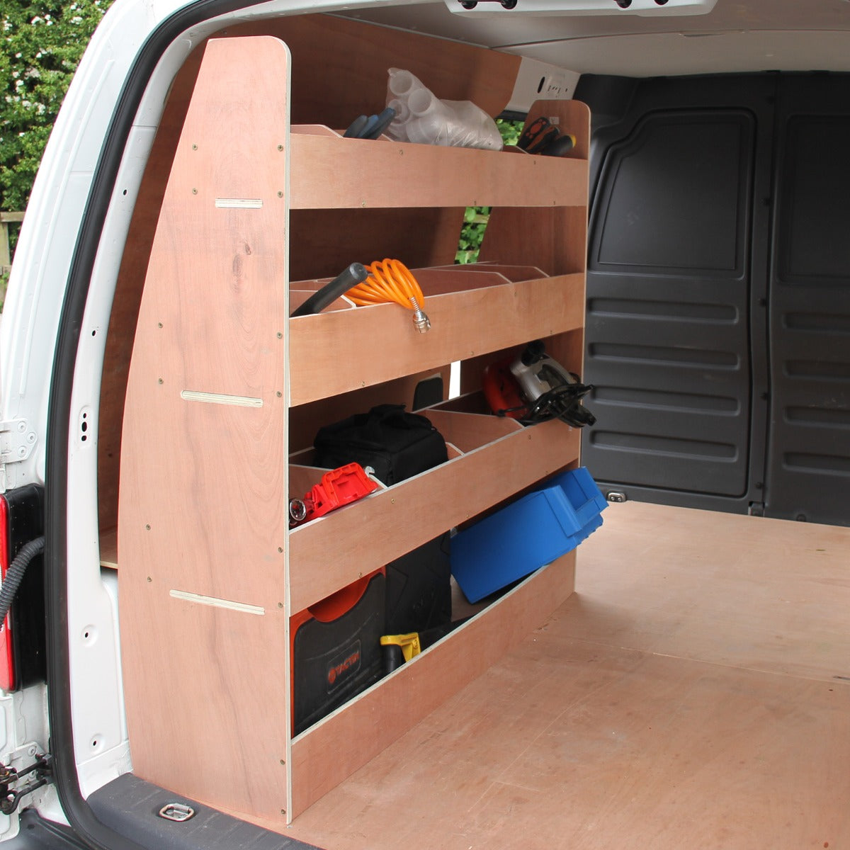 Doublure intérieure en feutre gris argenté avec rangement en MDF, étagères pratiques pour outils dans un VW Caddy Maxi