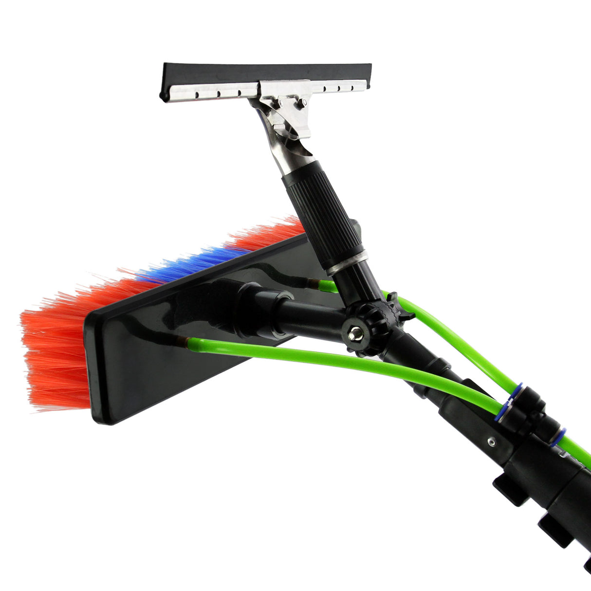 Brosse de nettoyage avec poils rouges et bleus, manche noir et vert, conçue pour un nettoyage efficace des surfaces extérieures
