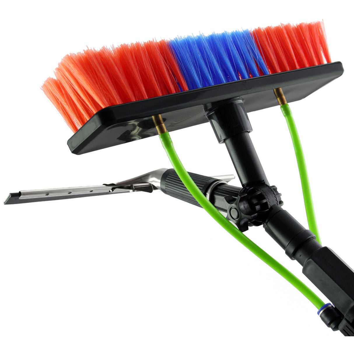 Brosse de nettoyage avec poils rouges et bleus, manche noir, et raclette, conçue pour un nettoyage efficace des surfaces extérieures
