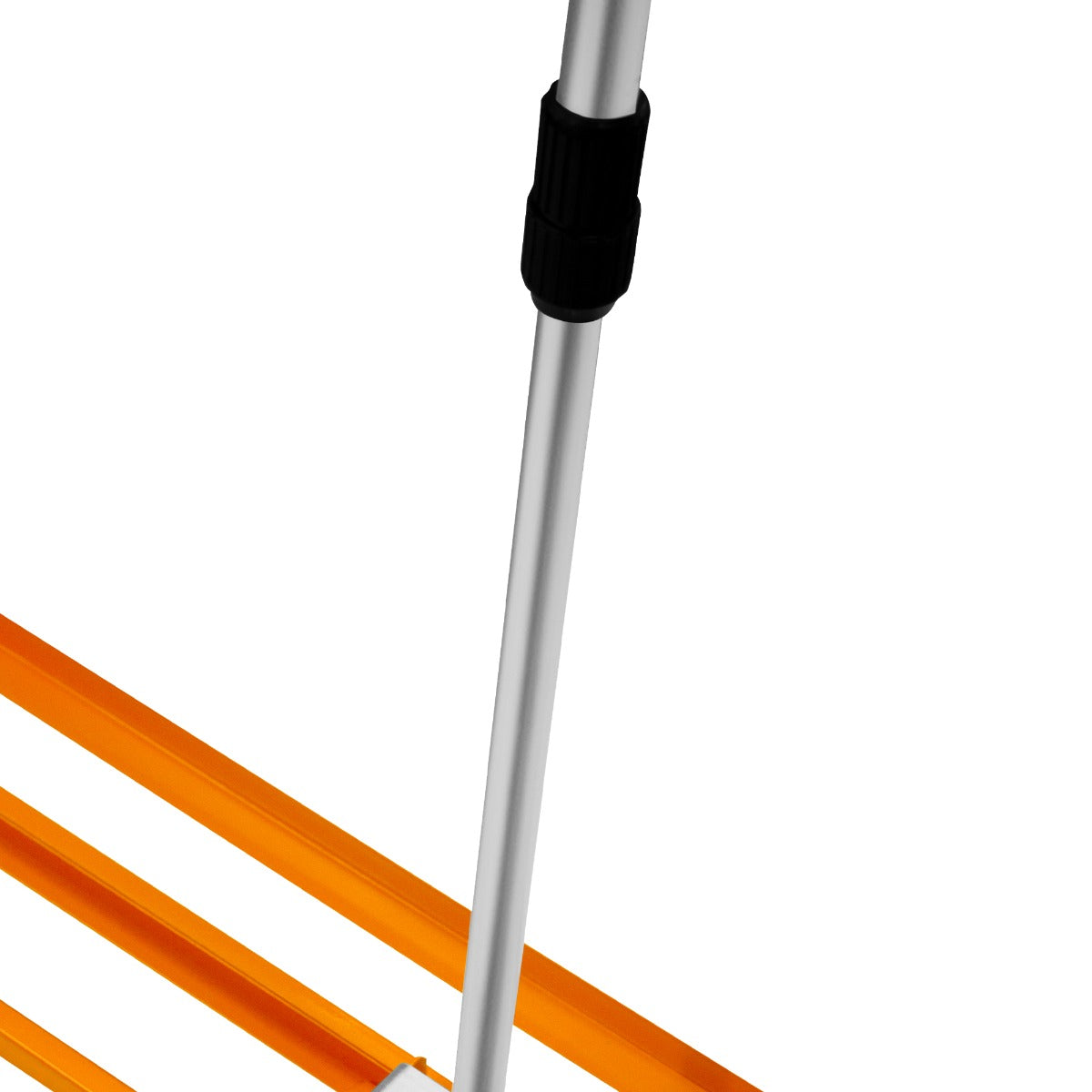 Râteau de nivellement orange de 100 cm avec une structure en aluminium, poignées en plastique noir et lames larges pour un nivellement efficace