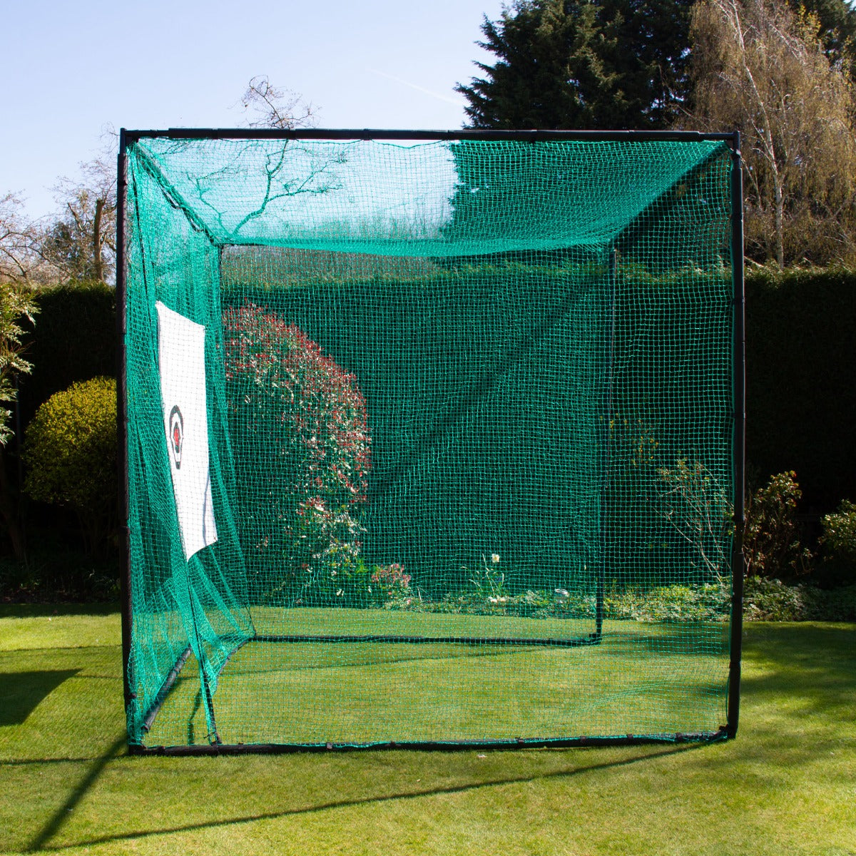 Cage d'entraînement de golf en filet vert, structure en métal noir, idéale pour pratiquer les coups dans un jardin verdoyant