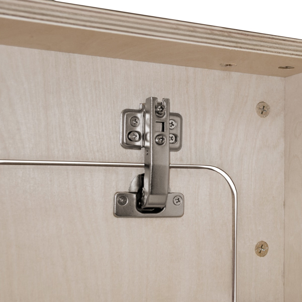 Charnière en métal argenté sur une armoire de rangement en bois clair, offrant robustesse et fonctionnalité pour camping-car