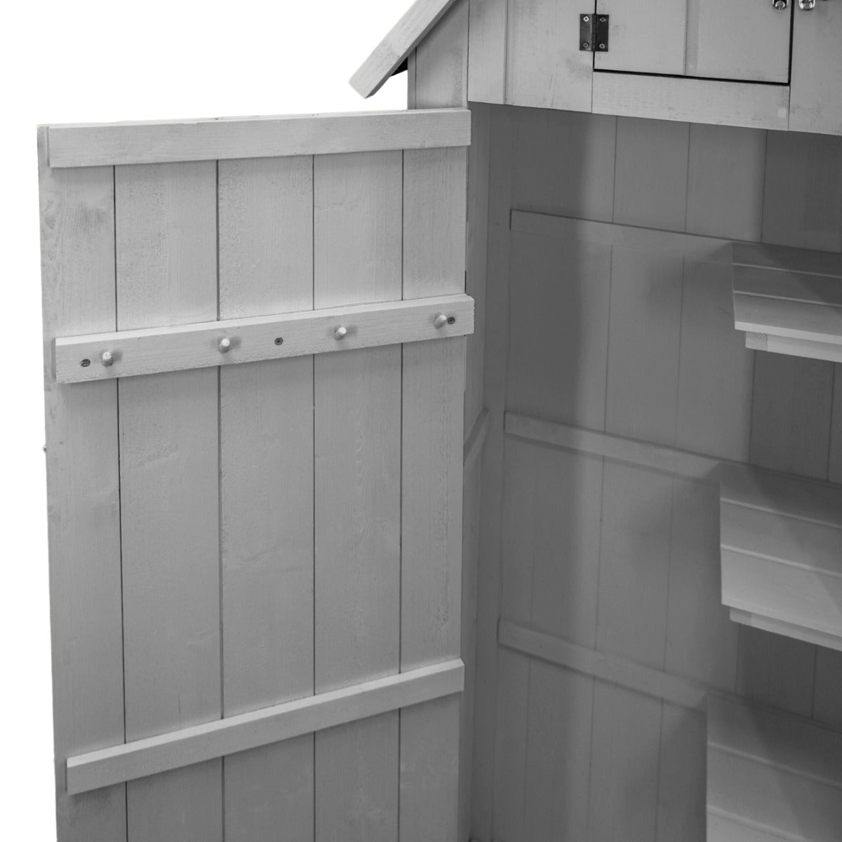 Abri de jardin en bois gris clair avec des étagères intérieures, portes en bois texturé et finitions soignées, idéal pour le rangement