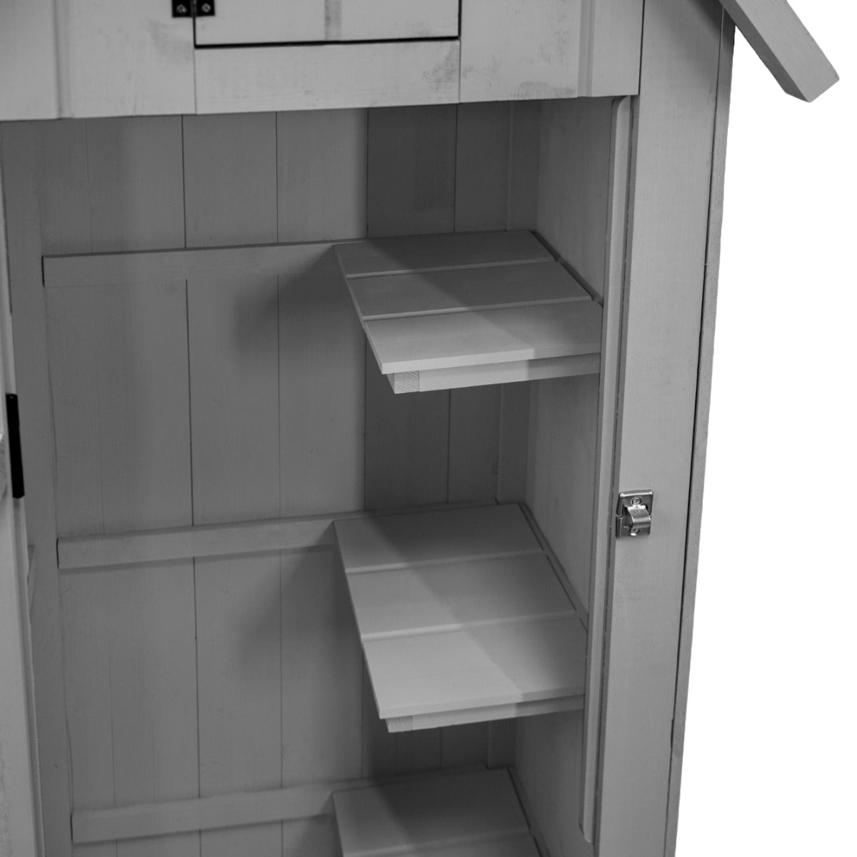 Abri de jardin en bois gris clair avec étagères blanches, finition lisse et design fonctionnel, idéal pour le rangement extérieur