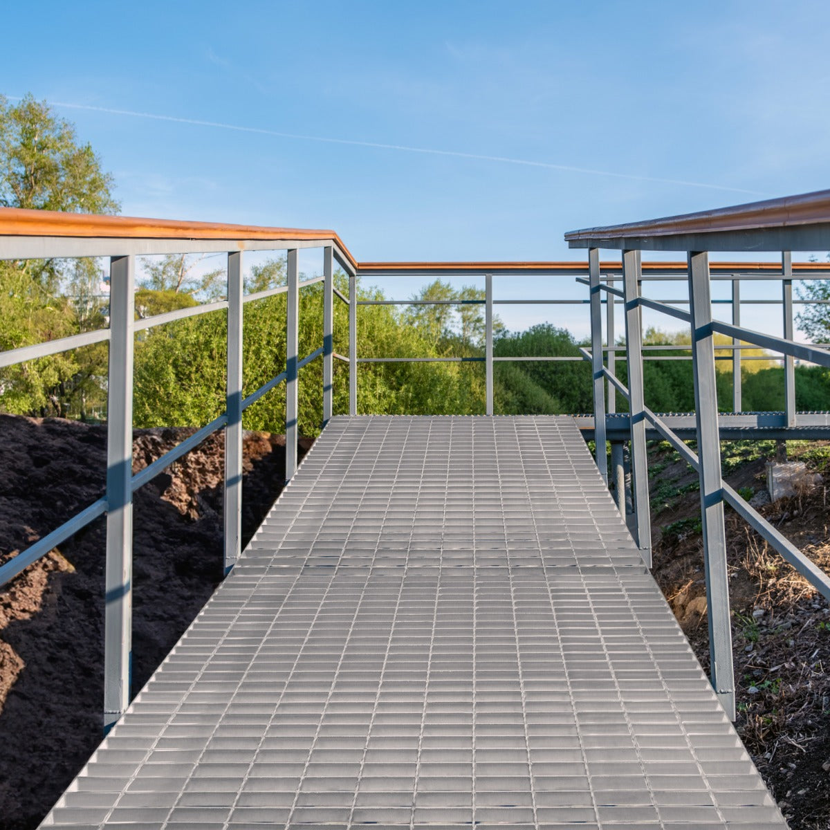 Grille caillebotis en acier galvanisé de 800 x 800 mm, surface antidérapante, cadre robuste, idéale pour les espaces extérieurs