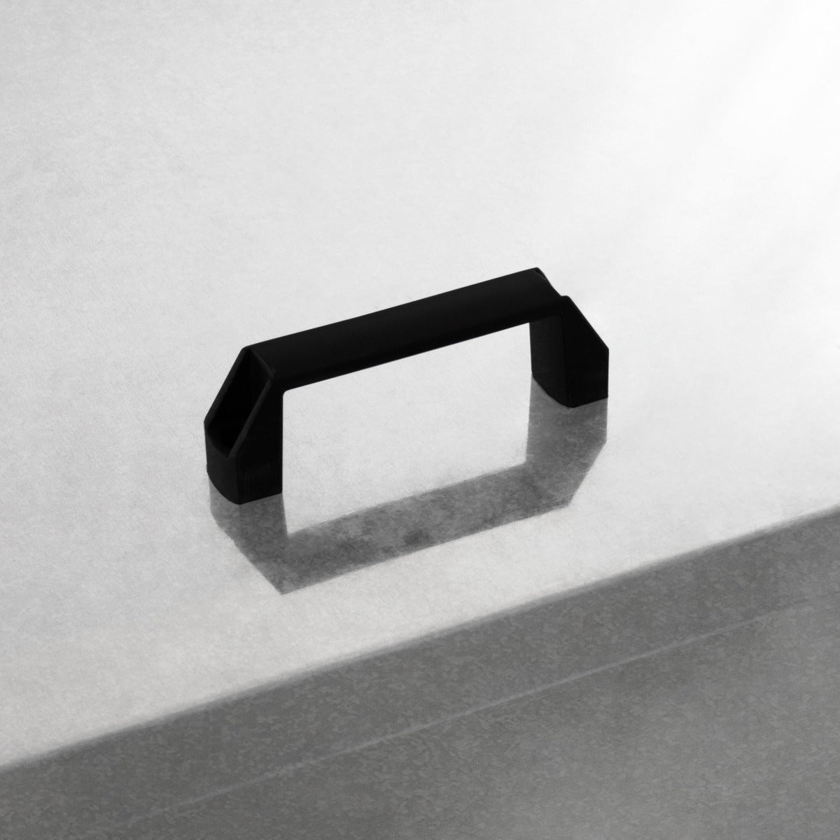 Poignée noire en plastique robuste sur un conteneur à charbon de 520 L, offrant une prise confortable et un design moderne