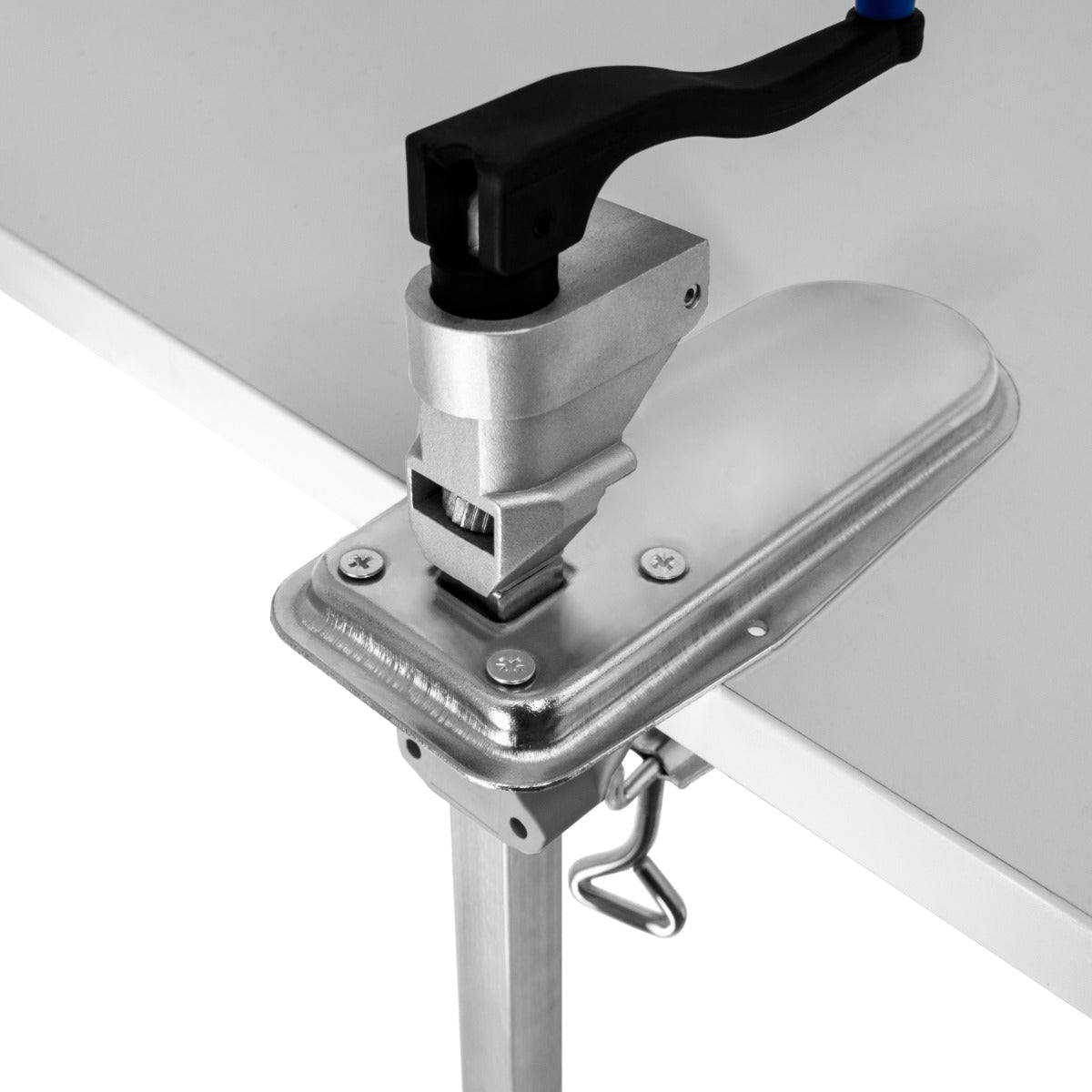 Ouvre-boîte commercial KuKoo en métal argenté avec poignée noire, conçu pour une utilisation robuste et efficace en cuisine professionnelle
