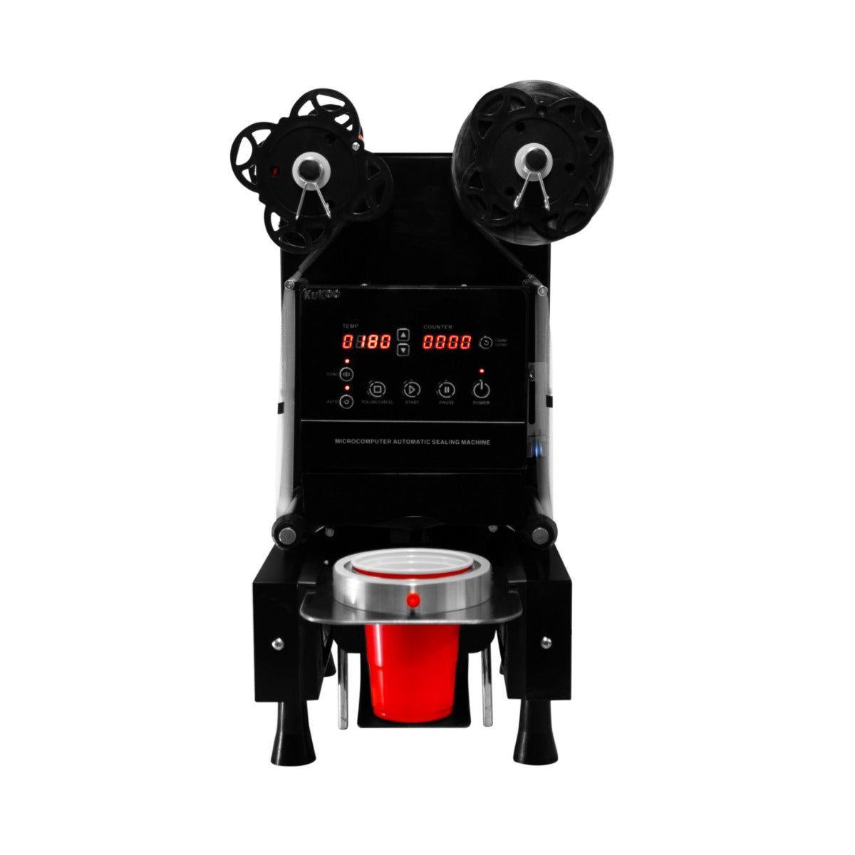 Machine à sceller KuKoo avec écran numérique, rouleaux noirs, et un gobelet rouge en dessous, idéale pour préparer bubble tea