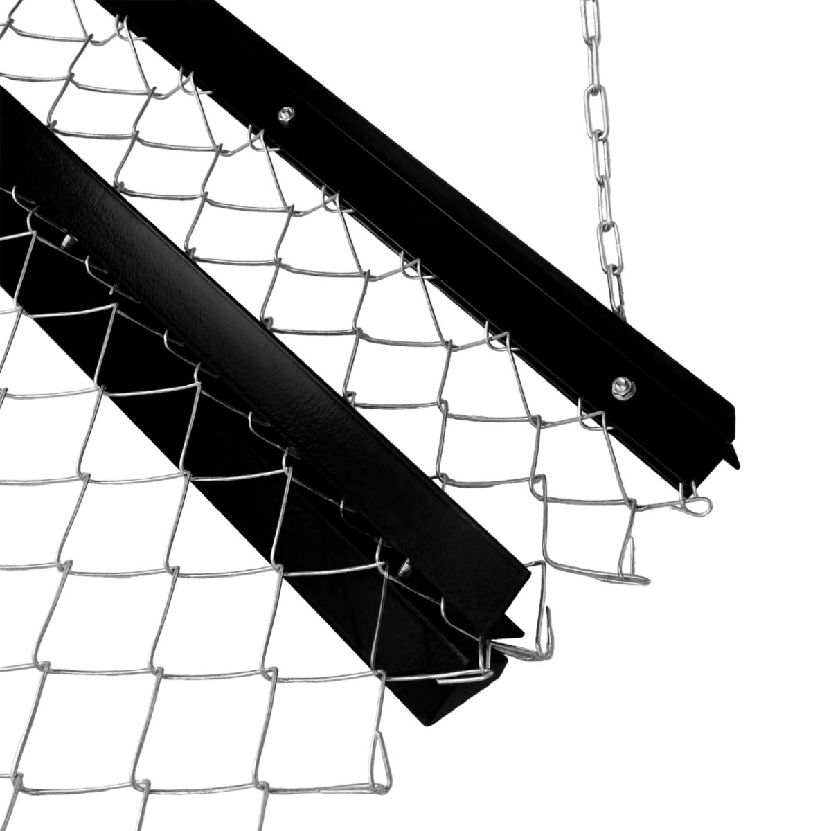 Herse traînée en acier noir, 1,2 m x 1,5 m, avec maillage métallique et chaînes robustes pour un usage agricole efficace