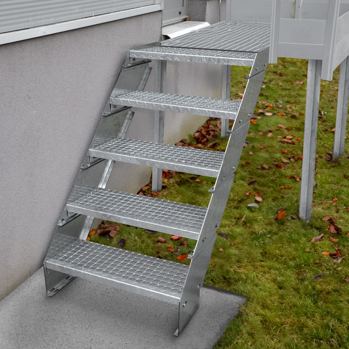 Escalier caillebotis en métal galvanisé à 9 marches, surface antidérapante, installé à l'extérieur, avec un fond herbeux et bétonné