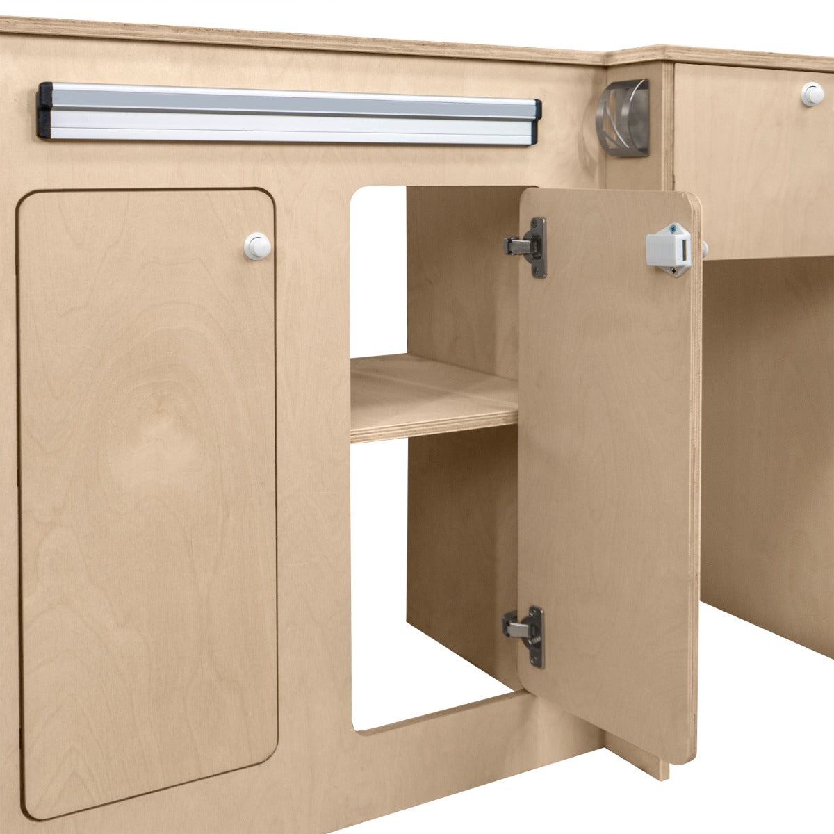 Meuble de cuisine en contreplaqué pour camping-car, avec portes en bois clair, finition lisse et espace de rangement pratique