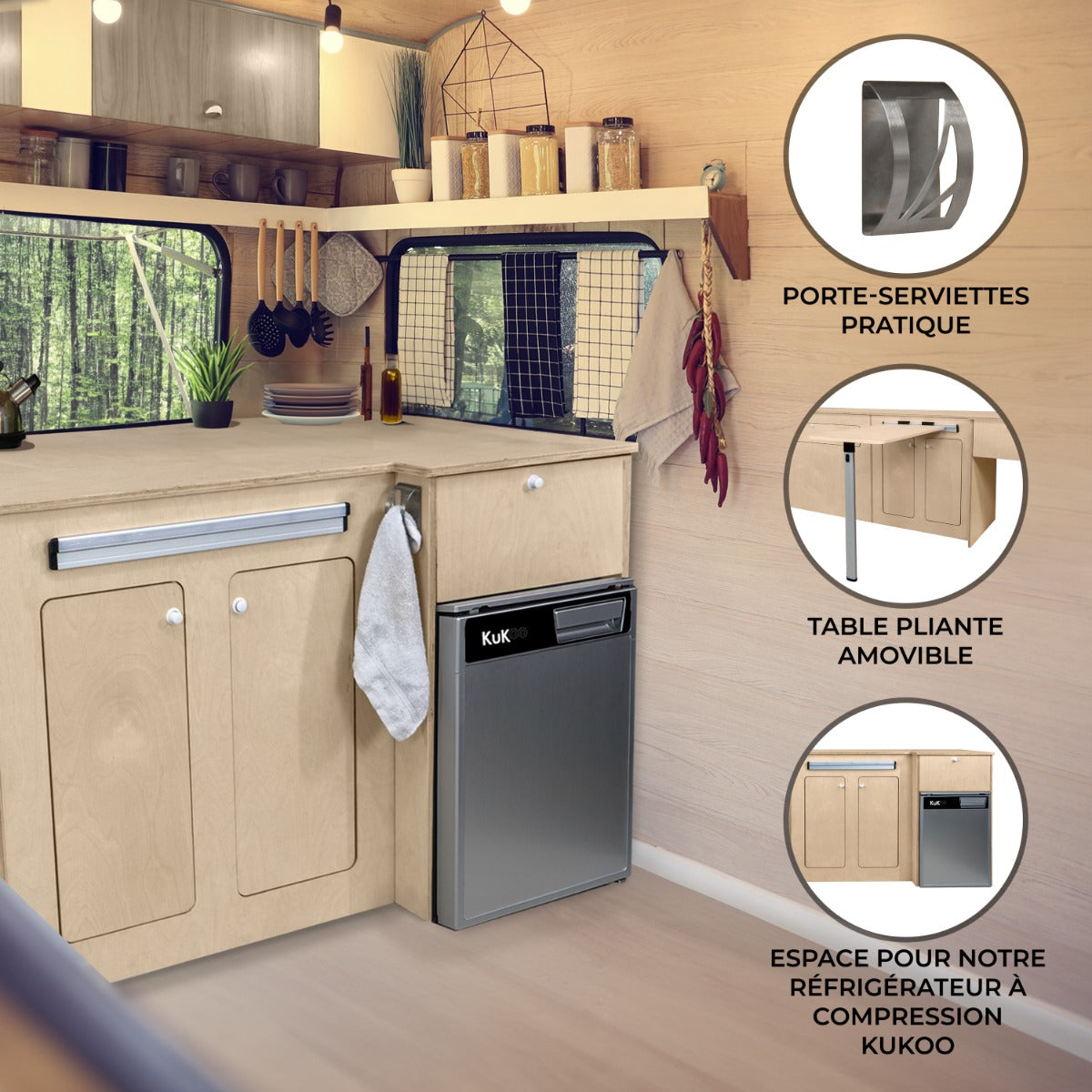 Meuble de cuisine en contreplaqué clair avec frigo argenté, porte-serviettes pratique et table pliante dans un camping-car lumineux