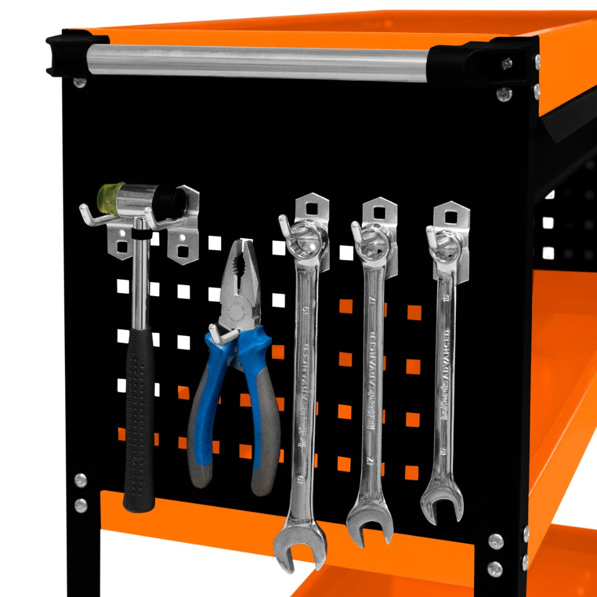 Chariot à outils sur roulettes avec surface orange, outils en métal brillant accrochés, et structure noire perforée pour rangement pratique