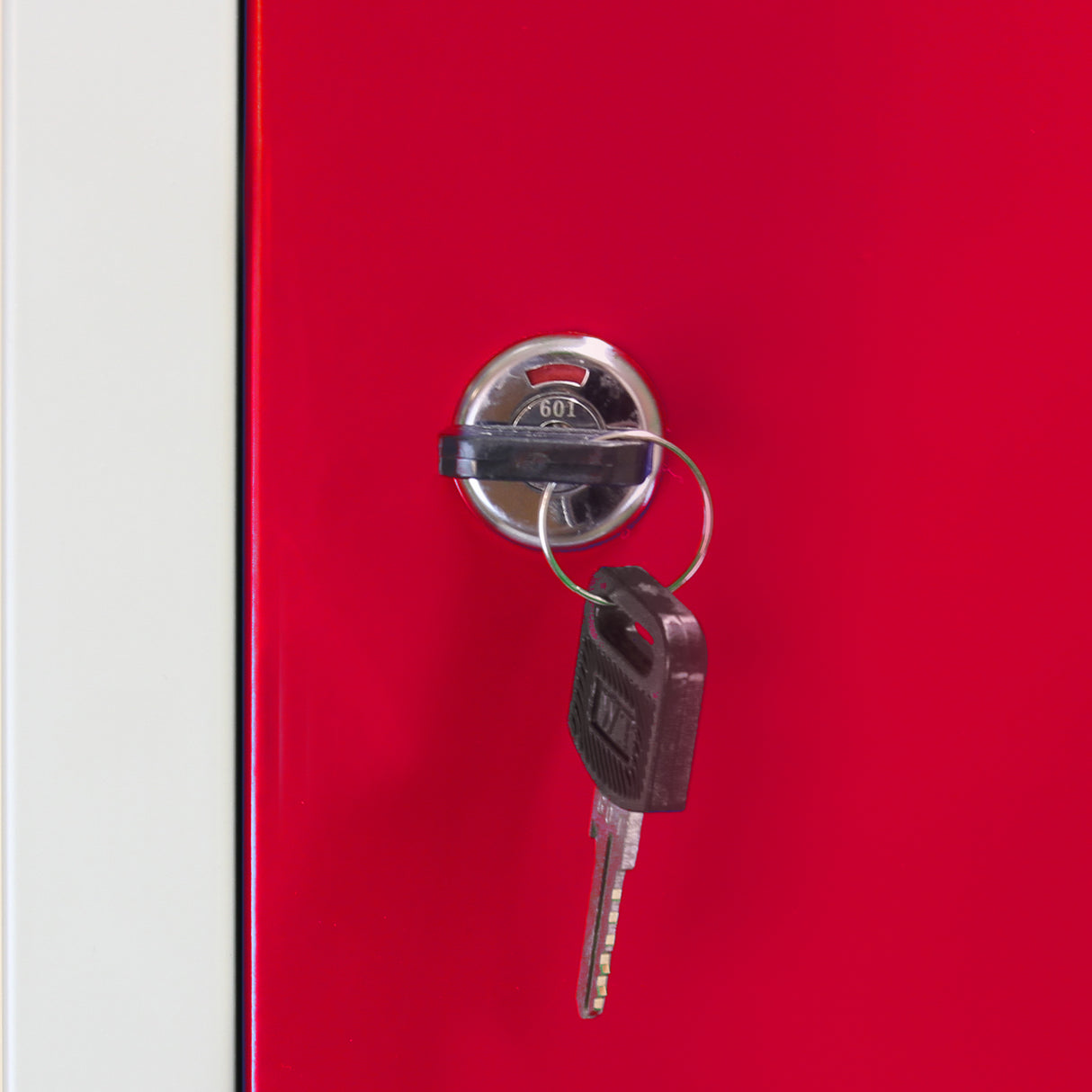 Casier de rangement en acier rouge avec deux portes, serrure argentée et clé noire, finition lisse et brillante
